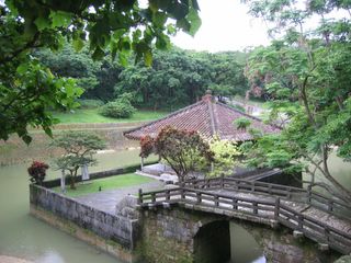 Le Benzaitendō est relié à la berge par le pont Tennyo