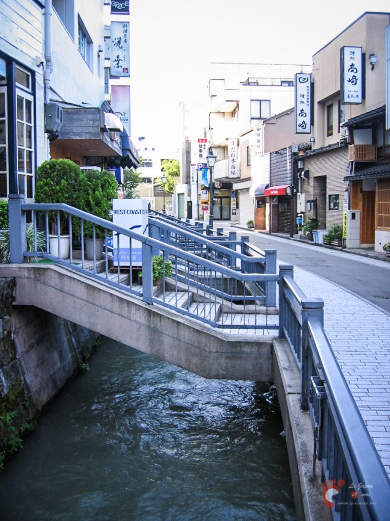 En sortant du quartier Higashi Chaya à Kanazawa