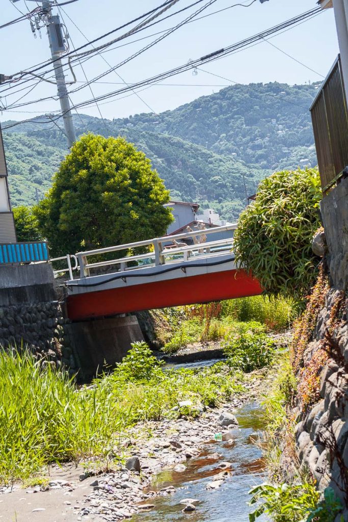 Un cours d'eau se déversant sur la plage d'Usami