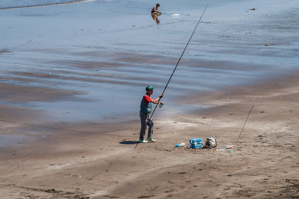 Pêcheur sur la plage d'Usami