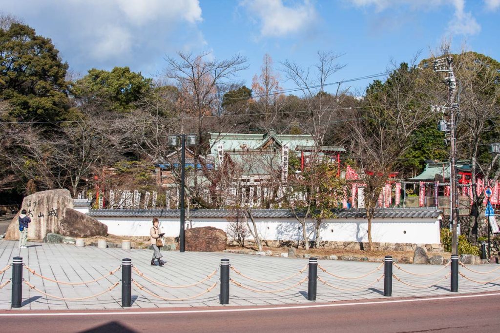 La place en bas du château d'Inuyama