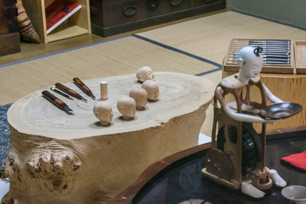 Confection de marionnettes mécaniques karakuri au Karakuri-tenjikan
