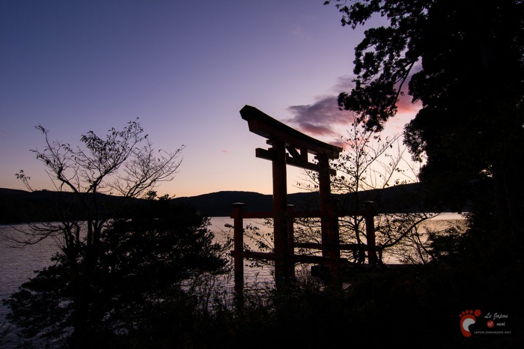 Sanctuaire de Hakone Jinja - Le torii sur le lac