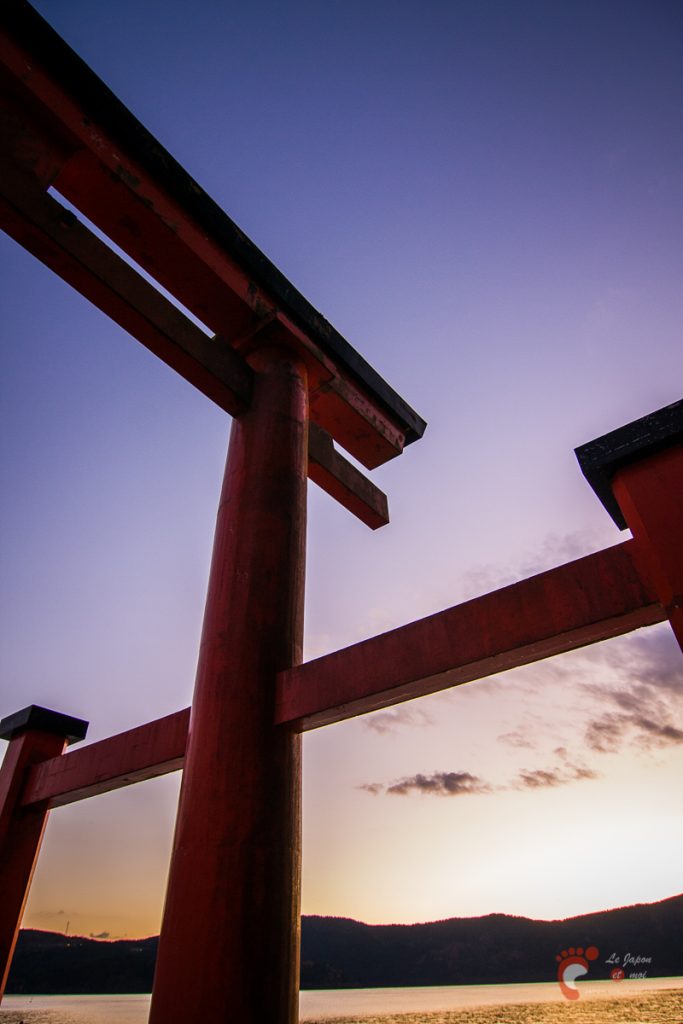 Sanctuaire de Hakone Jinja - Le torii sur le lac