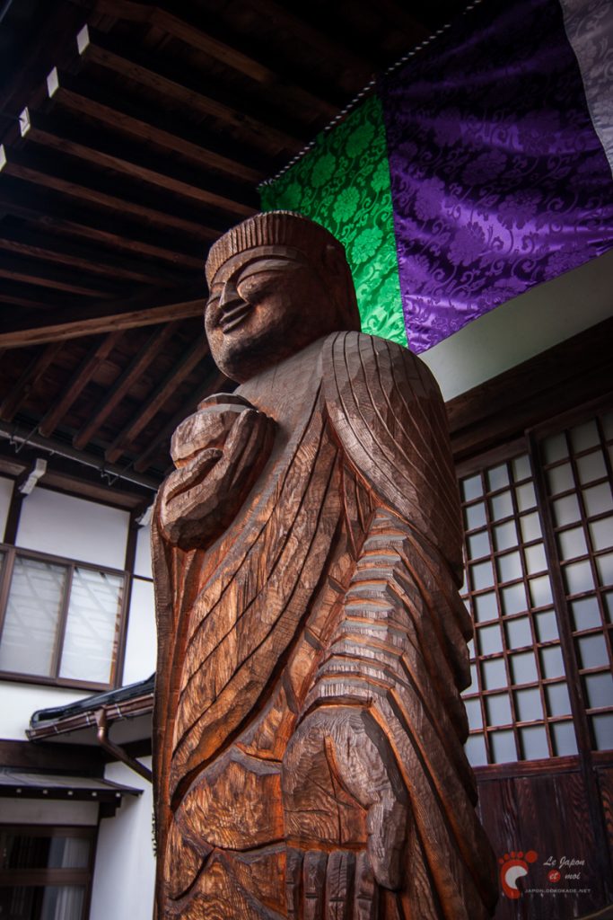 Takayama - Statue de bois de Yakushi-nyorai par Enkû en face du temple Sôôin 相應院