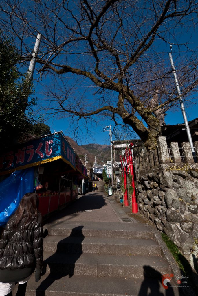 Koma-sandô - Un escalier bordé de boutiques et ryokan constitue la première partie du parcours.