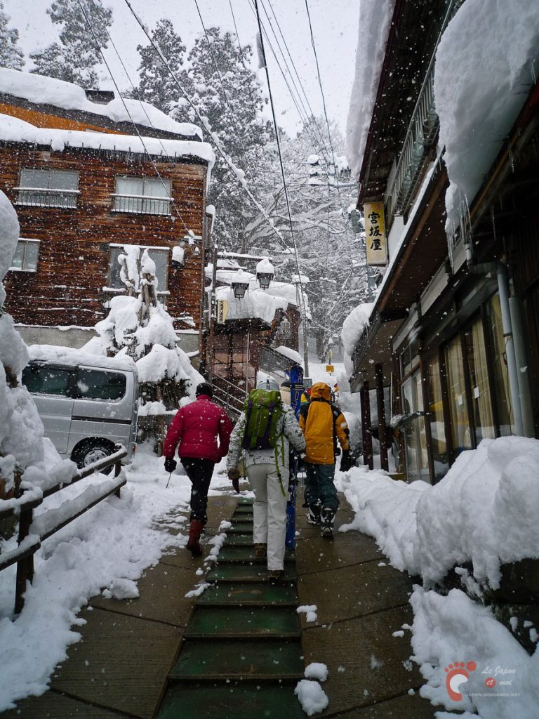 Traversée du village de Nozawa Onsen pour atteindre les pistes