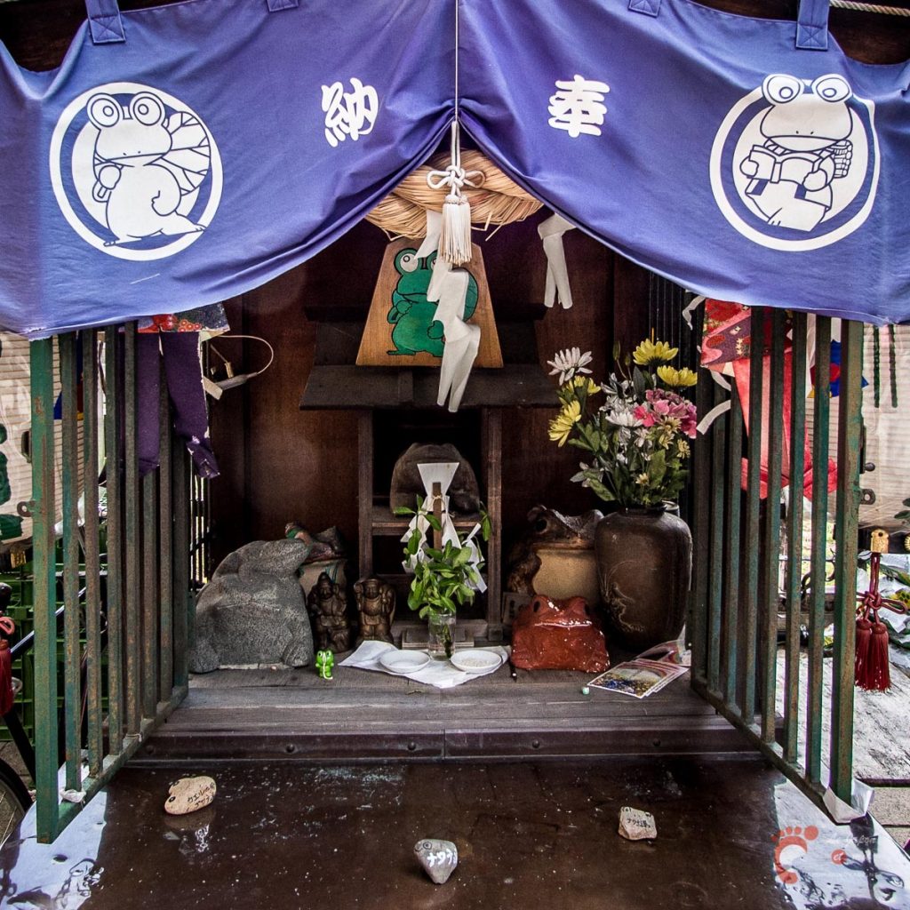 Matsumoto - Le sanctuaire Kaeru-Daimyôjin dans la rue Nawate