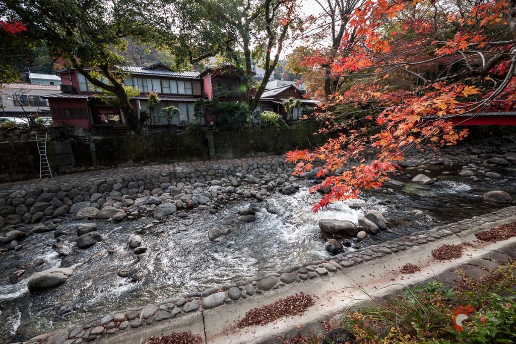 Shuzenji Onsen : l'automne commence à bercer de ses couleurs le lit de la rivière