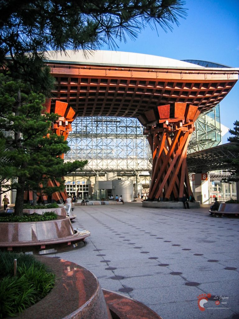Gare de Kanazawa - La porte Tsuzumi-mon devant le dôme Motenashi