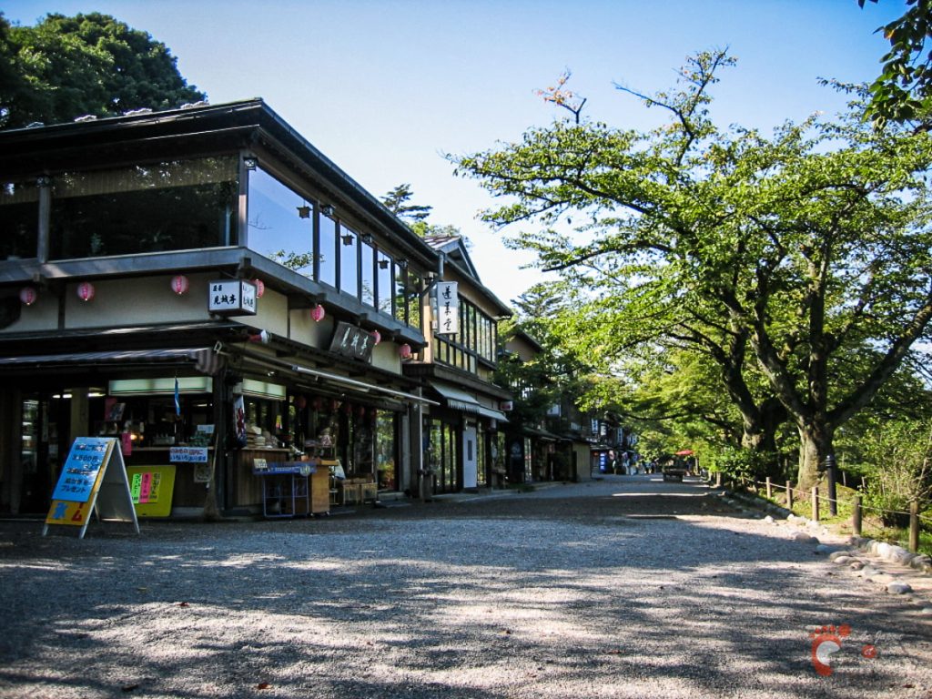 Les boutiques à côté du parc Kenrokuen à Kanazawa